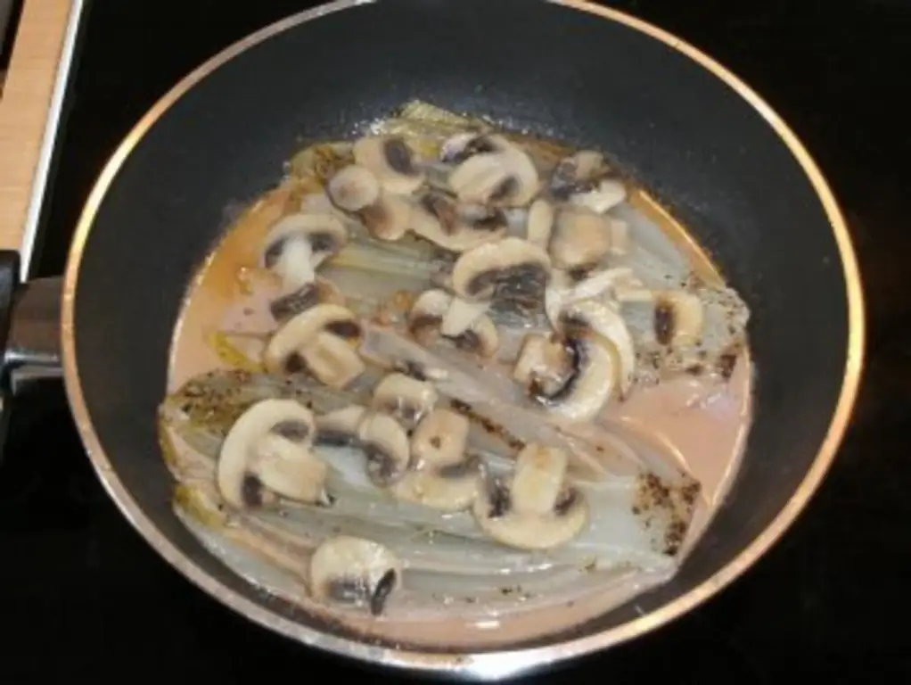 Гарнир: цикорий с грибным сливочным соусом