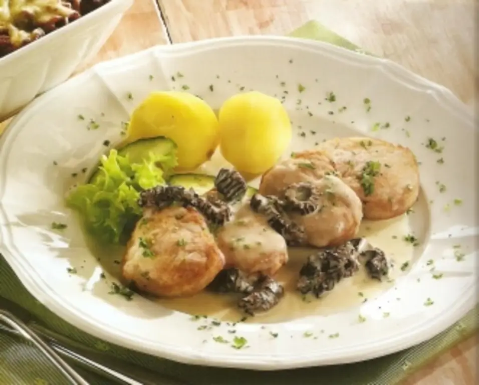 Медальоны из свинины в креме из сморчков