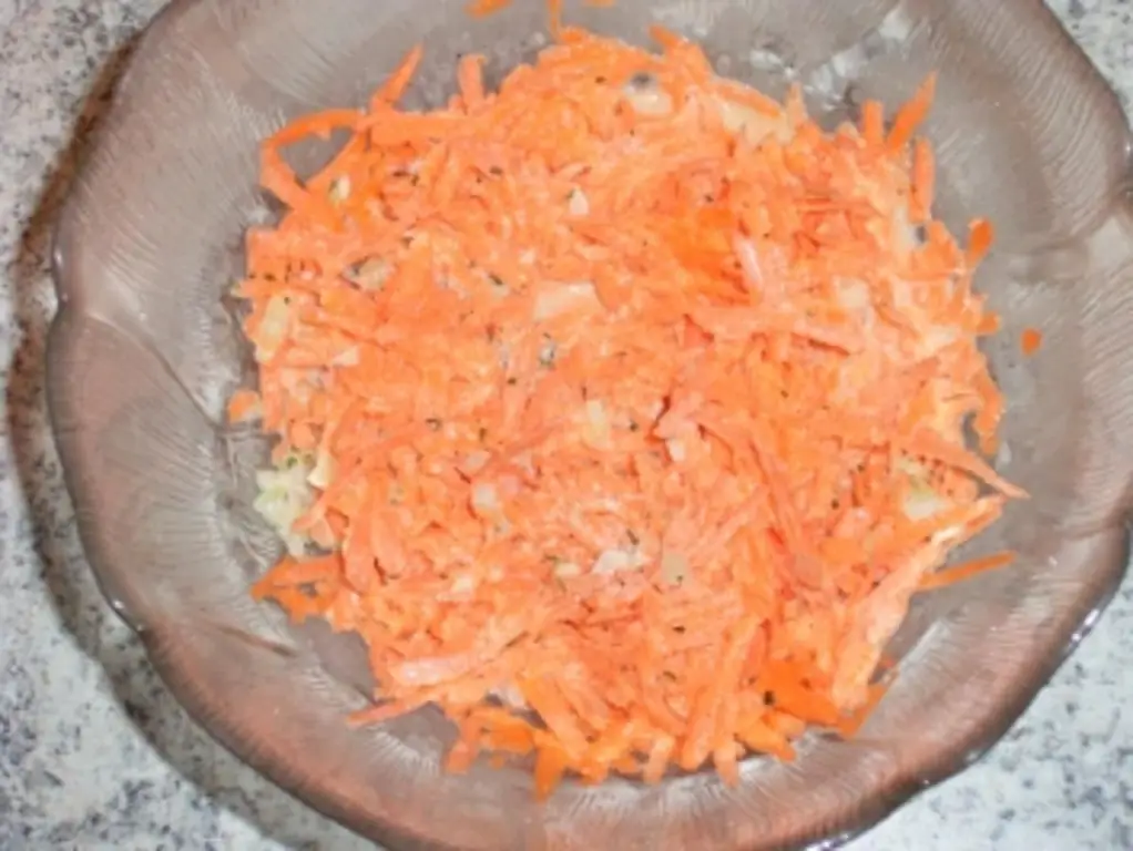 Морковный салат с морковью и мелкой луковицей