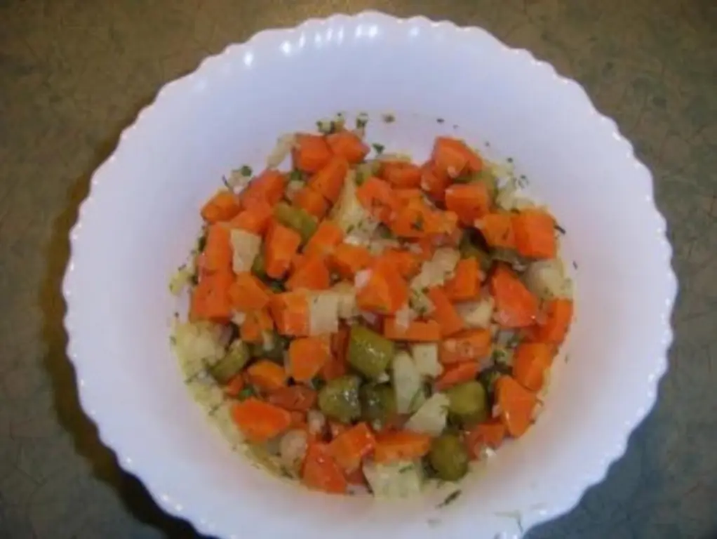 Морковный салат Немного сельдерея придает этому салату пикантную нотку