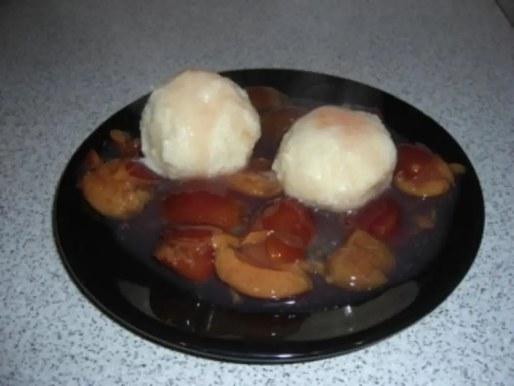 Сладкие яблочные вареники со сливовым компотом