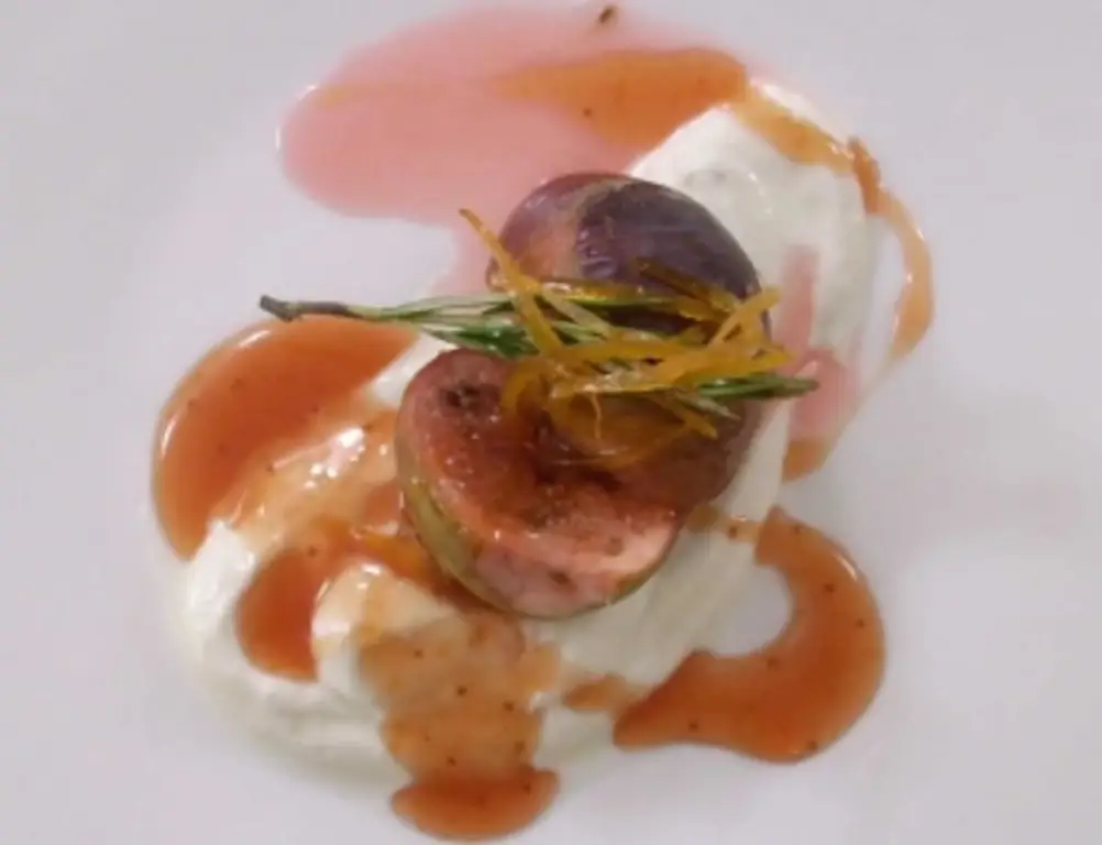 Тушеный инжир со свежим козьим сыром и белым вином