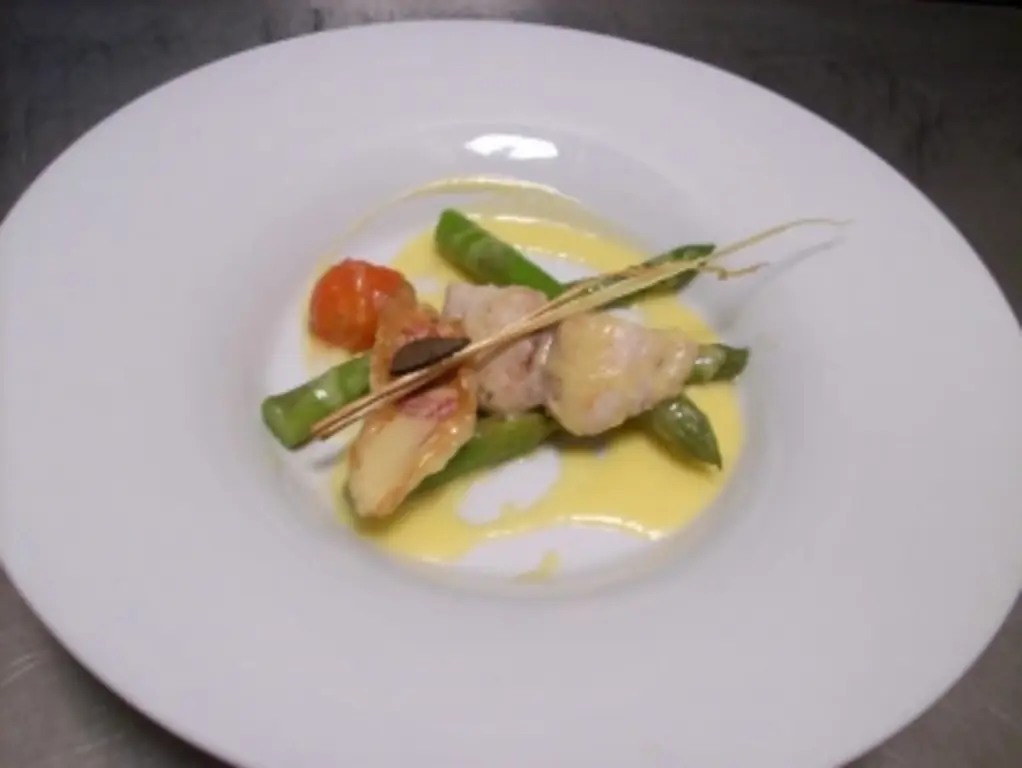 Филе барабульки с кончиками спаржи и трюфельным майонезом