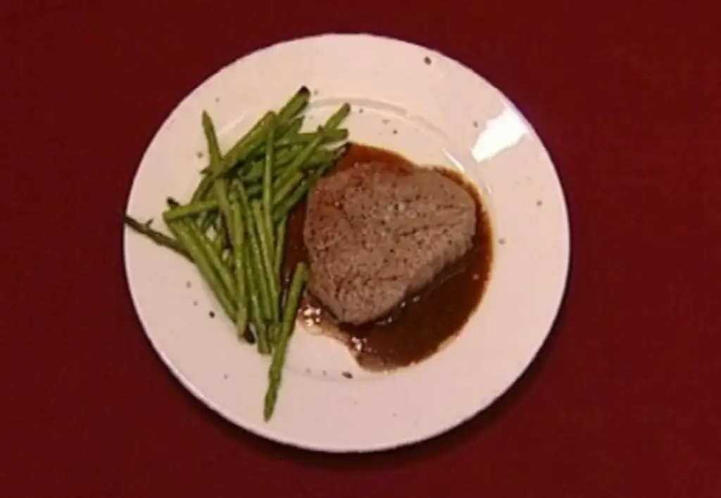 Говяжье филе с трюфельным соусом, картофельным гратеном и зеленой спаржей (Joko Winterscheidt)