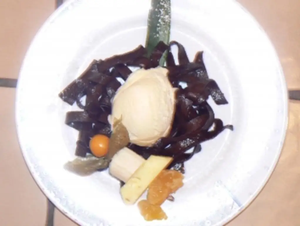 Шоколадная лапша с шпажкой из экзотических фруктов