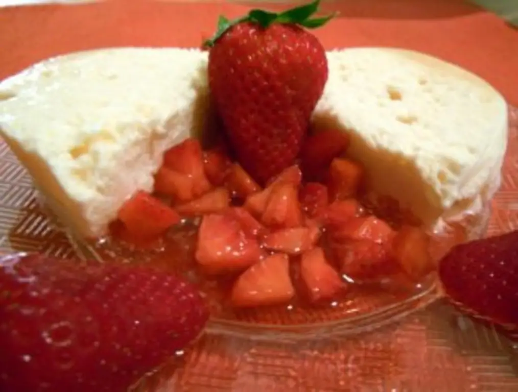 Кокосовое парфе с маринованной клубникой