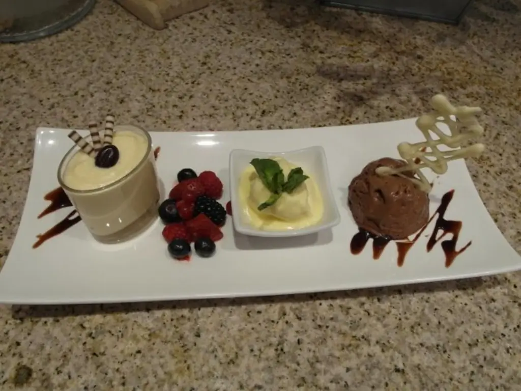 Два вида ягодного мусса с сорбетом из манго