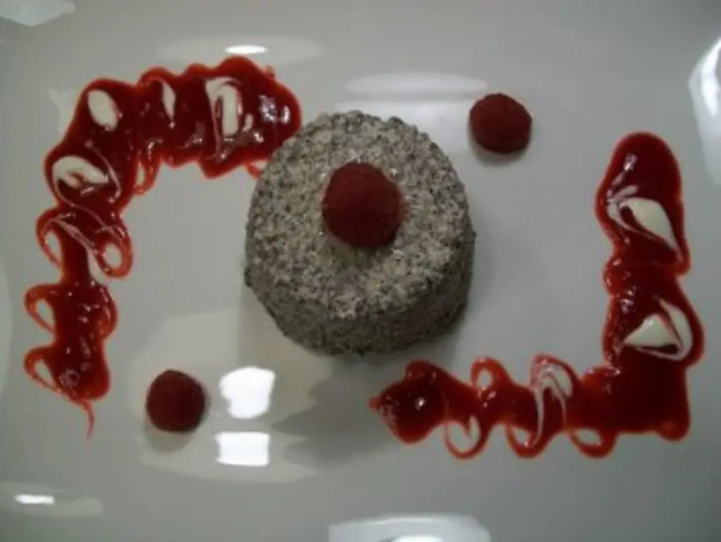 Парфе с маком на малиновом зеркале