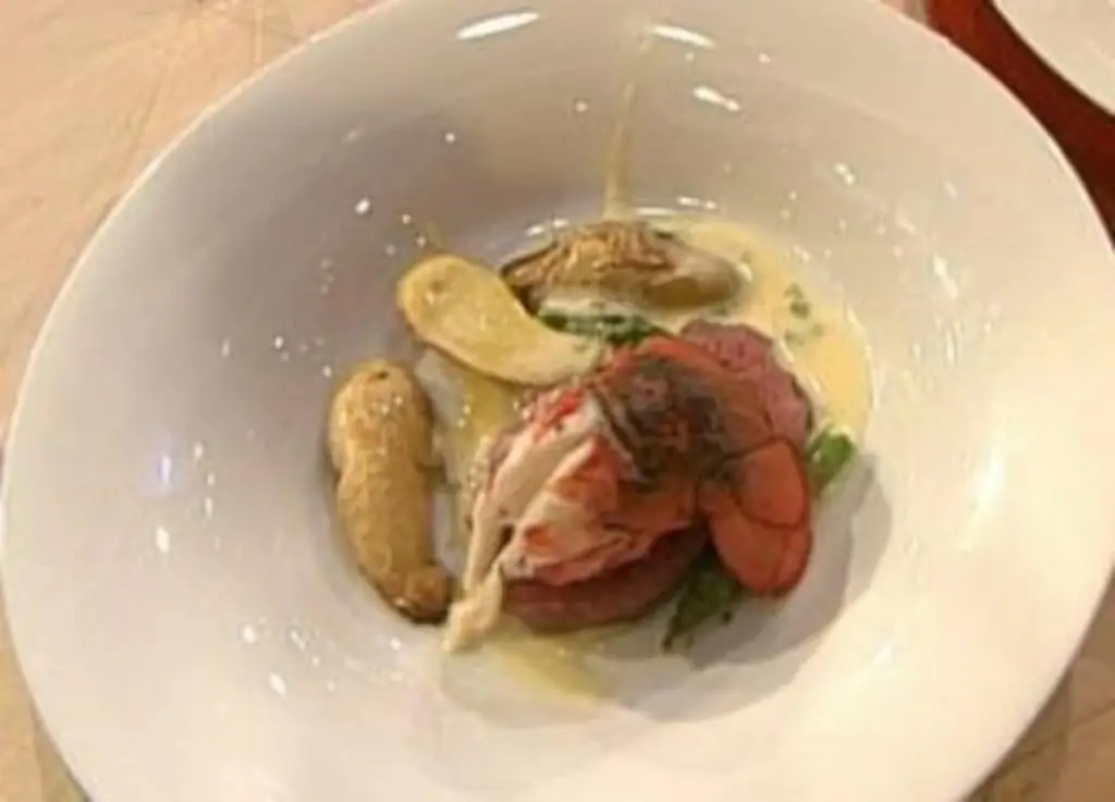 Surf and turf с беарнским соусом и бамбергскими круассанами