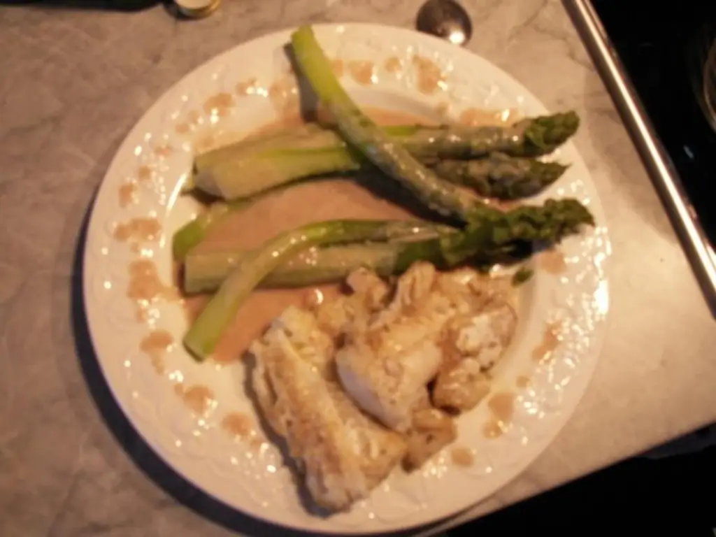 Филе трески со спаржей и соусом из шампанского