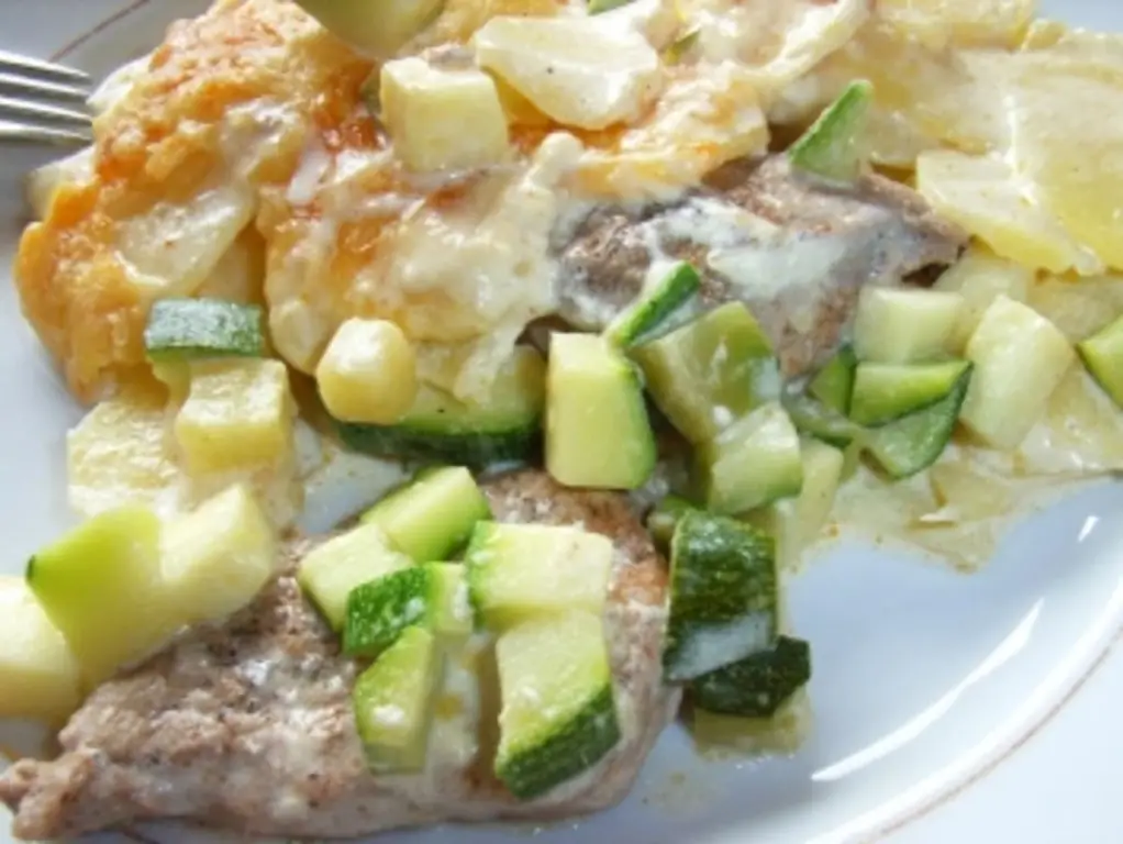 Свинья спряталась на грядке