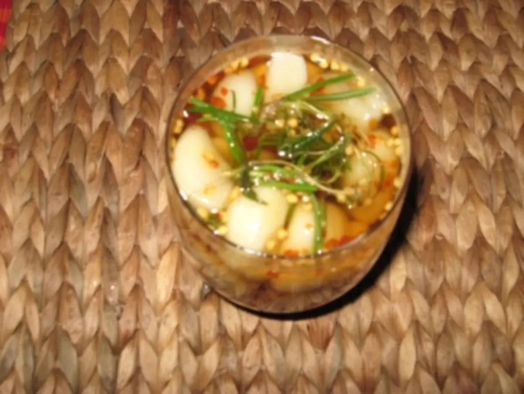 Маринованный чеснок в меду и розмарине