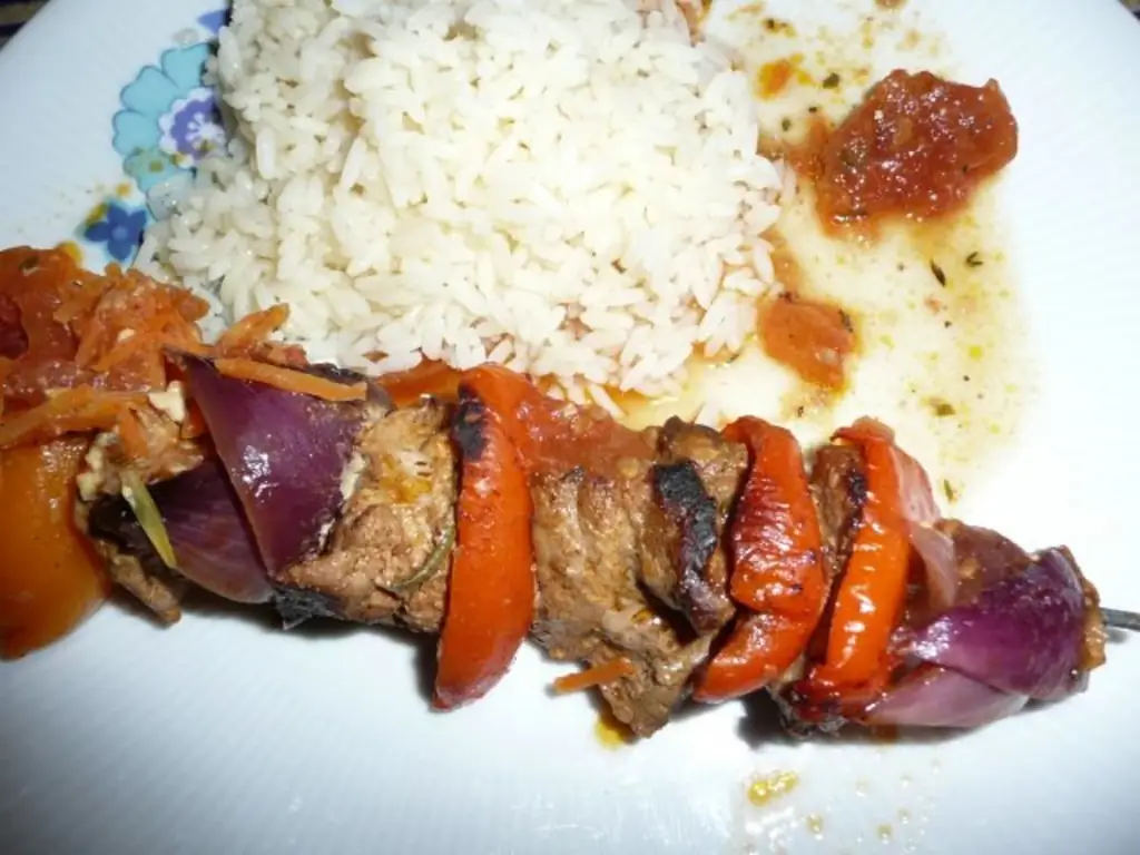 Жареный шашлык из овчарки с разноцветным салатом из спаржи & Рис с маслом