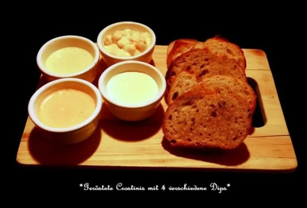 Жареный кростини с 4 разными соусами