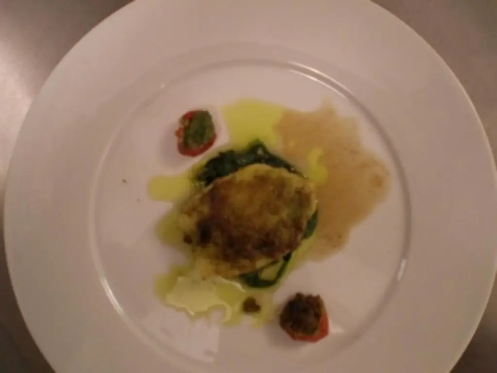 Талкан в фисташковой корочке на свежем лимонном шпинате с имбирным соусом