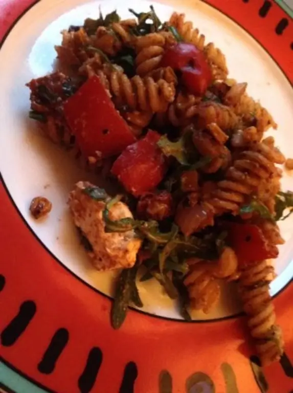 Салат из макарон с тыквой, жареной кукурузой и карамелизированным перцем