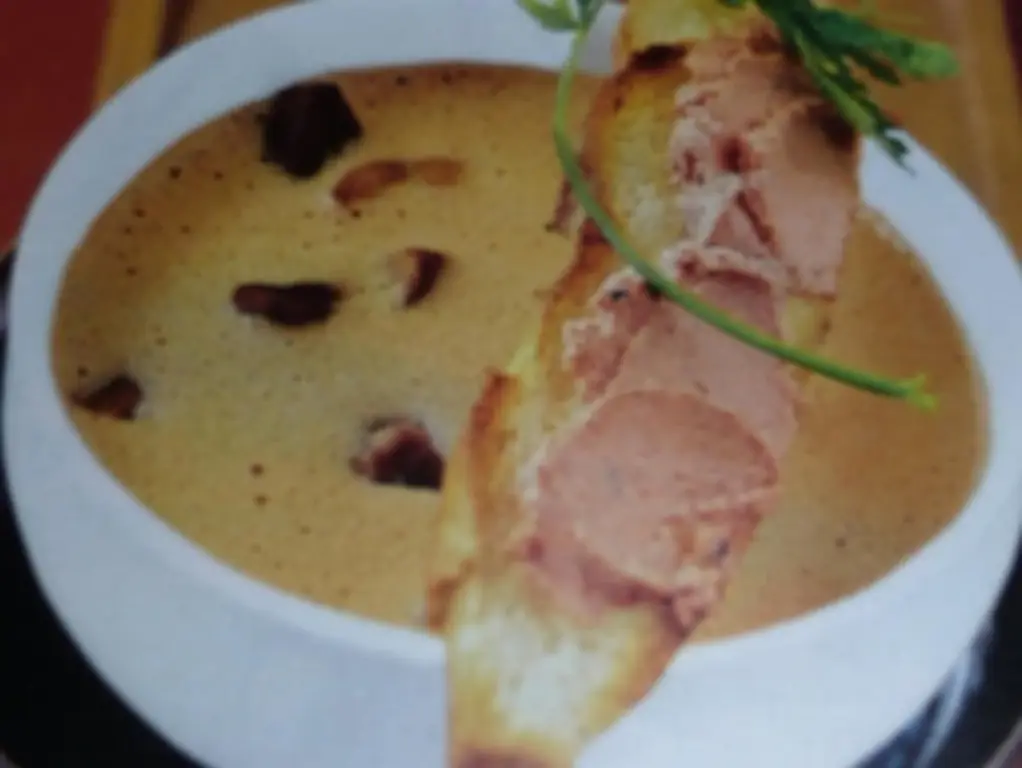 Суп из каштанов с багетом и луком