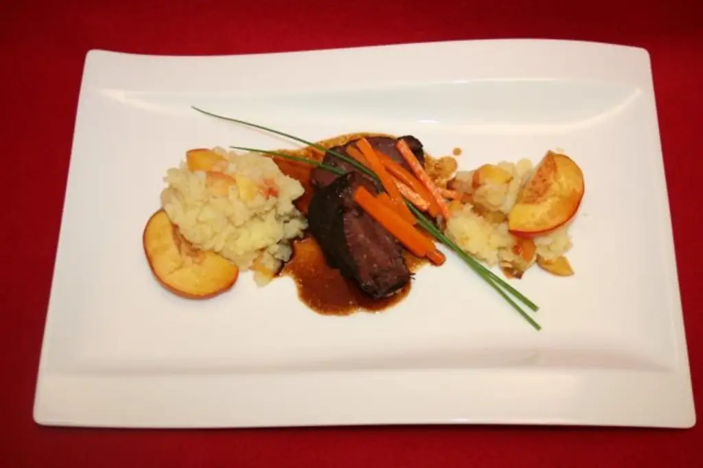 Тушеные щеки эрцгебиргского скота на пюре из нектаринов