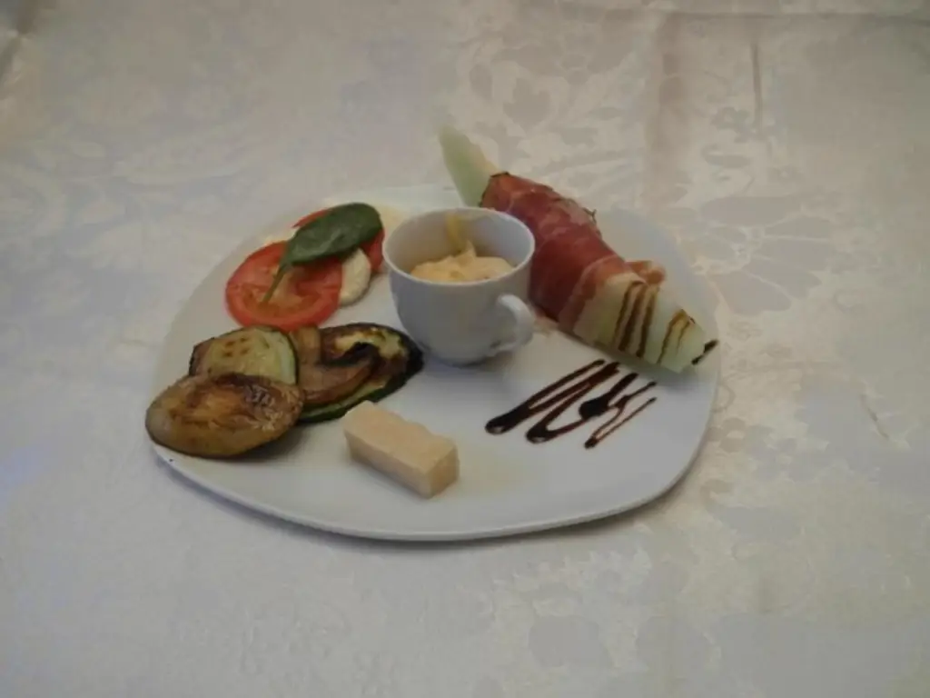 Антипасти, Капрезе, Айлои, хлеб с оливками, дыня в пармской ветчине и овощах