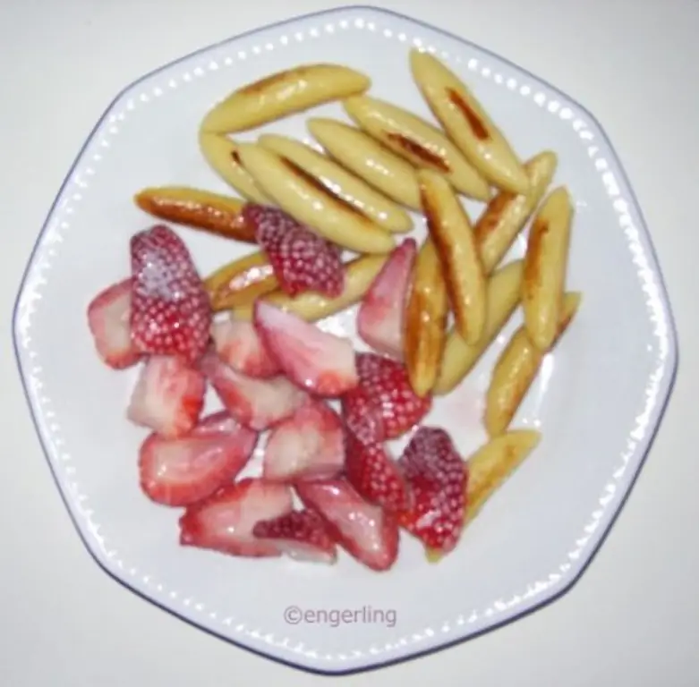 Клубника, обжаренная в кокосовом молоке с картофельной лапшой