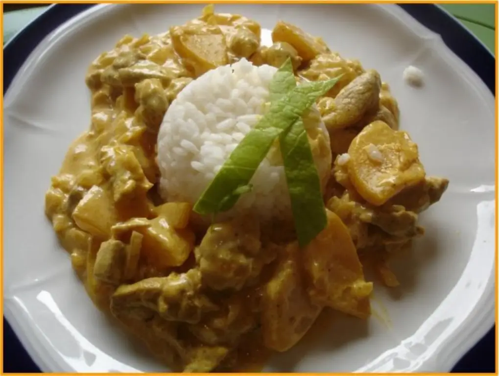 Свиное филе в соусе карри с рисом и листьями салата
