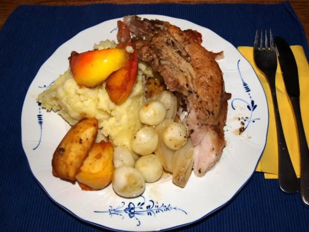 Толстые свиные ребрышки, тушеные с яблоками и луком