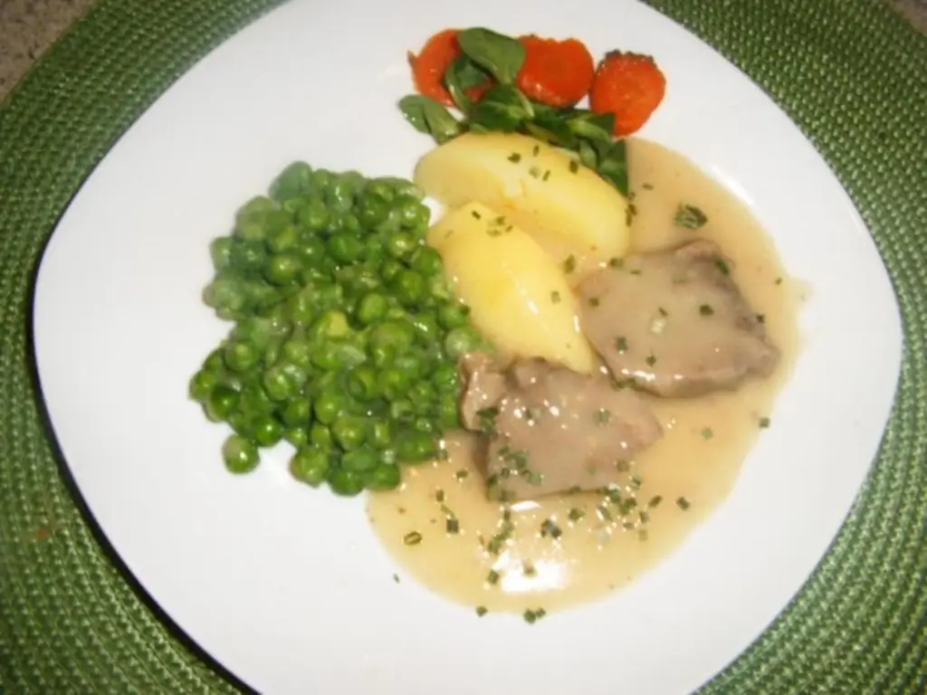 Язык с соусом из белого вина
