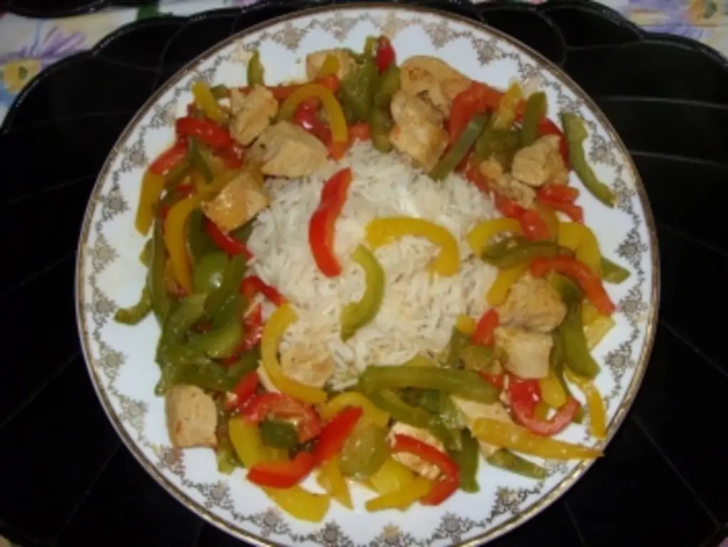 Шницель из индейки с полосками перца и рисом