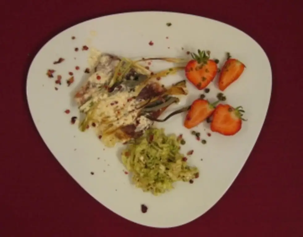 Ломтики тушеной говядины с перченой клубникой