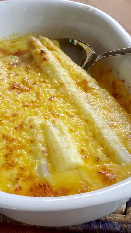 Запеченная спаржа с соусом Морней