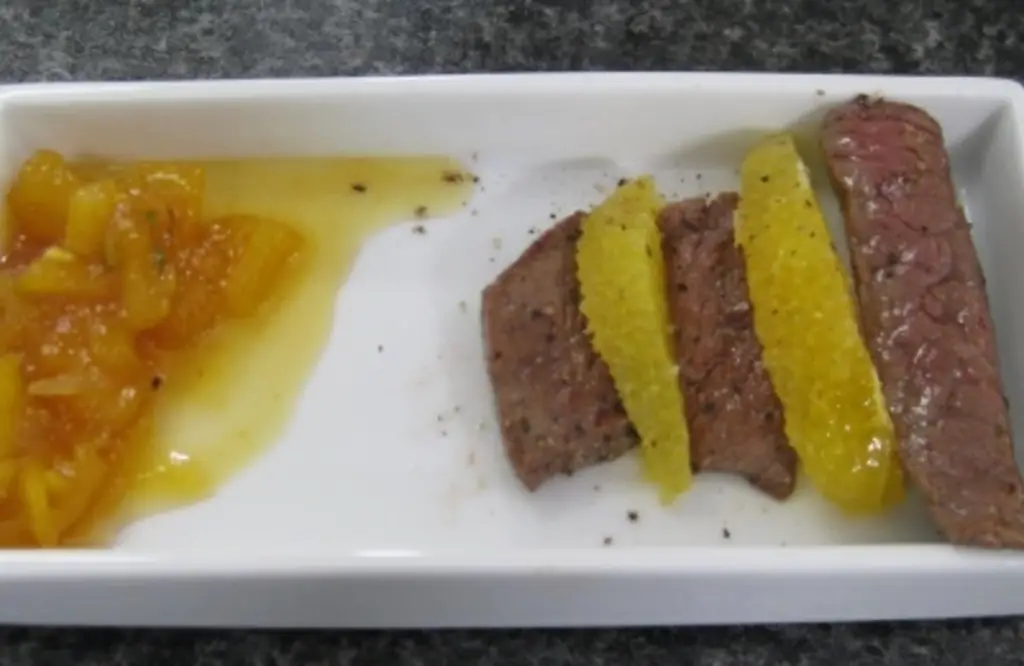 Полоски из филе говядины с ананасом