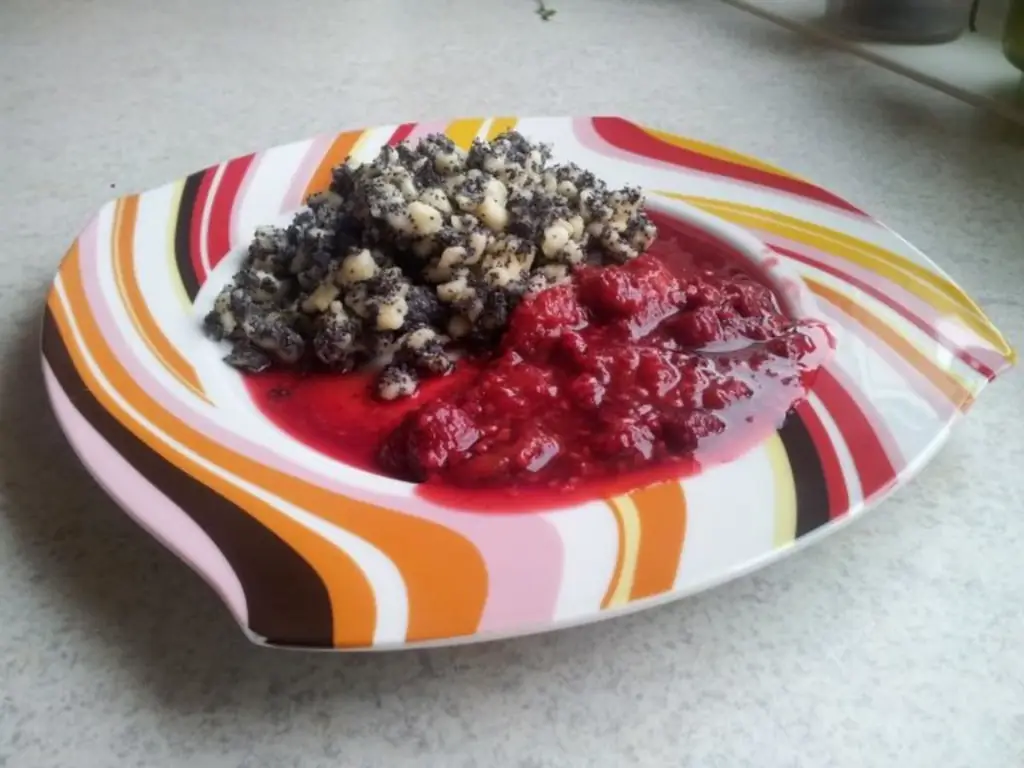 Шпецле с маком и сливой