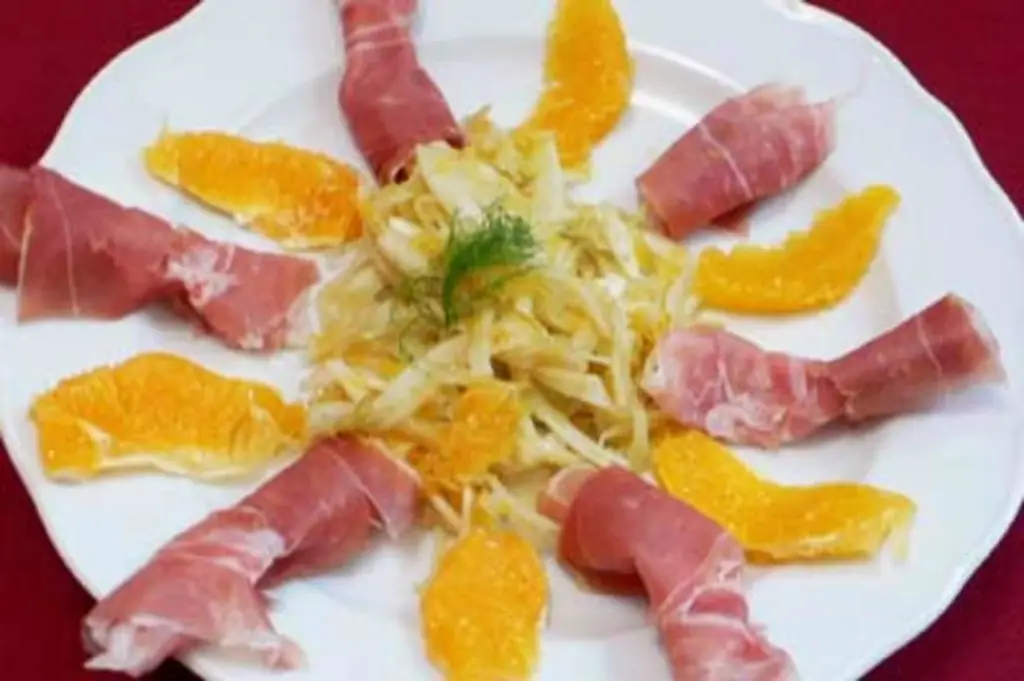 Салат из фенхеля с апельсинами и пармской ветчиной