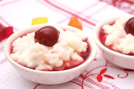 Рисовый пудинг с вишневым компотом