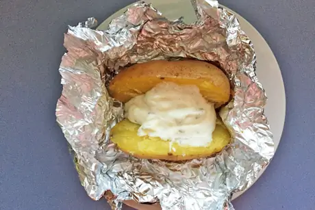 Картофель в духовке с пряно-чесночным соусом