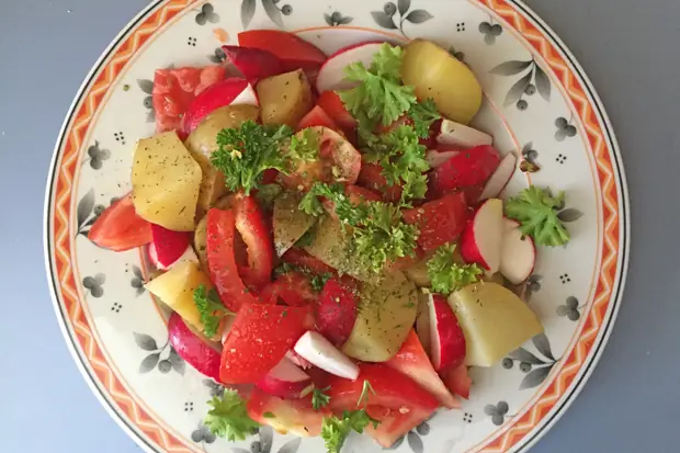 Летний салат с картофелем, помидорами и редисом
