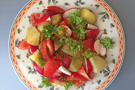 Летний салат с картофелем, помидорами и редисом