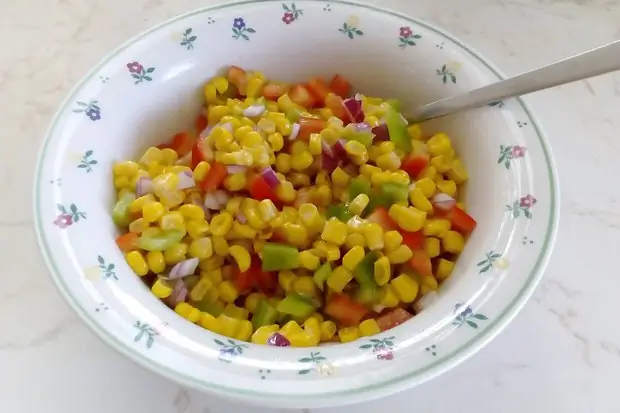 Красочный салат из паприки и кукурузы Красочный салат из паприки и кукурузы