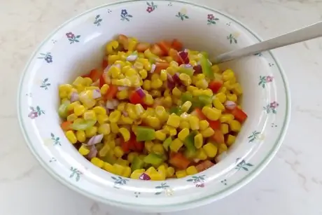 Красочный салат из паприки и кукурузы