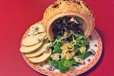 Салат Фогерль с грушей, рокфором и кольцами из слоеного теста