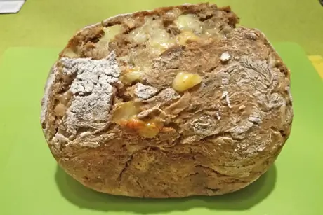 Здоровый фермерский хлеб с сыром