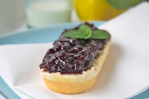 Варенье из вишни и корицы