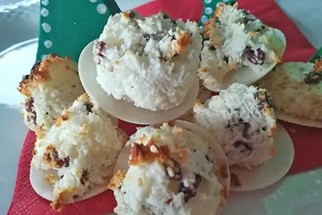 Макаруны с барбарисом и кокосом