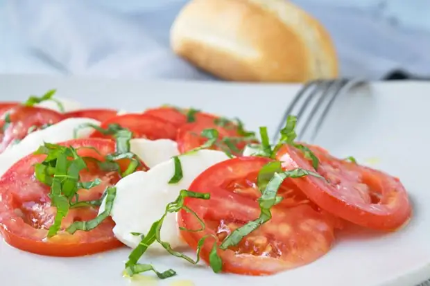 Итальянский салат с помидорами и моцареллой
