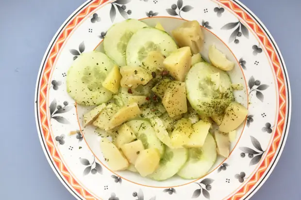 Классический салат из огурцов и картофеля