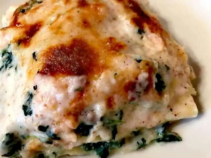 Отличное блюдо для любителей особенных вкусов лазанья со шпинатом, бешамелем, сырами и лососем