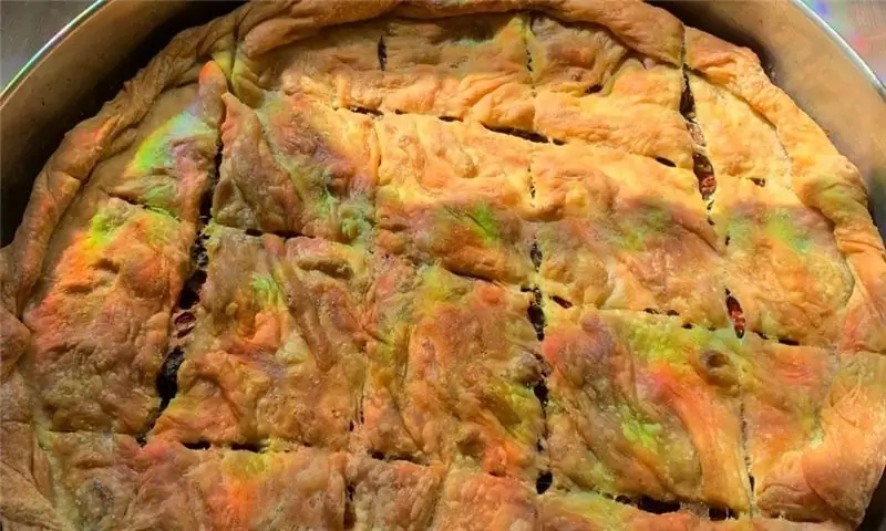 Пирог со свежими грибами, перцем, оливками и луком - праздник для глаз