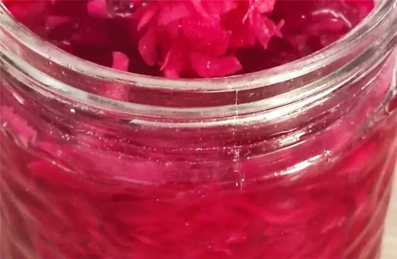 Маринованная краснокочанная капуста - отличный гарнир к бобовым и тому, что еще кому захочется