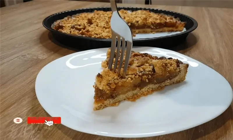 Вкусный десерт, который вам понравится – пирог с яблоками и хрустящая основа