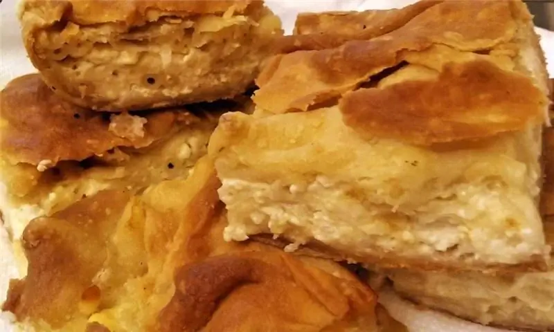 Очень красивый пирог с макаронами, хорошо пропеченный и вкусный с хрустящей корочкой